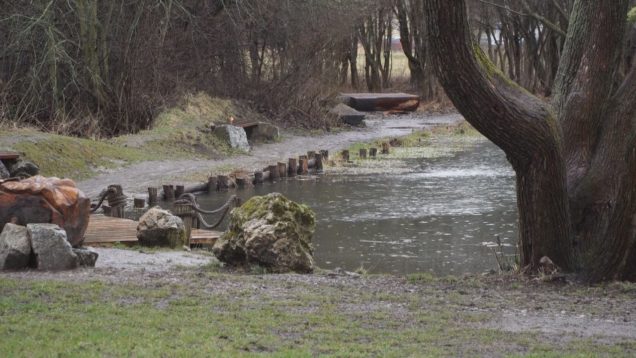 Bojovať pri jazierku v Košútoch s ľudskou bezohľadnosťou je ako bojovať s veternými mlynmi. Dobrovoľníci tento boj našťastie nevzdávajú