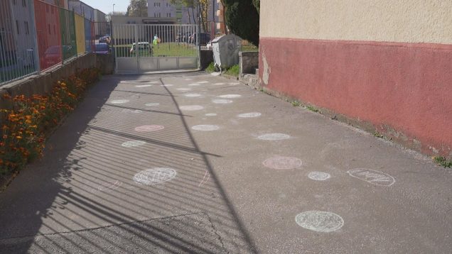 Celá škôlka bola posiata bodkami. Učitelia a deti MŠ Podhájska prejavili solidaritu s psoriatikmi