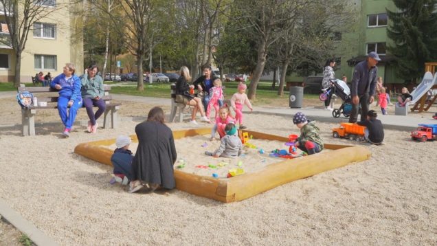 Centrálne ihrisko na sídlisku má menšie nedostatky. Napriek tomu je plné detí