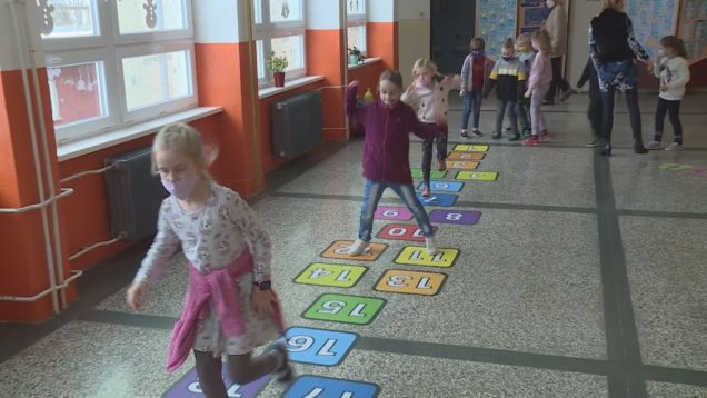 Cez prestávku sú radšej na chodbe ako v triede. Žiaci zo ZŠ Podhájska majú v priestoroch školy stolný futbal aj oddychovú zónu