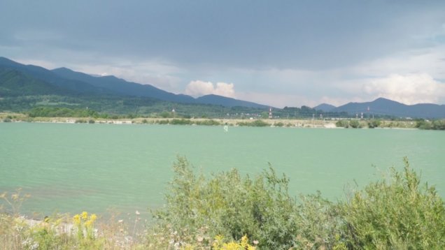 Čistá voda, brehy vhodné aj na opaľovanie a relax. Sučianske jazierko má svojich priaznivcov