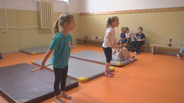 Člnkový beh, kotúľanie lôpt aj skoky si vyskúšali prváci zo ZŠ P. Mudroňa