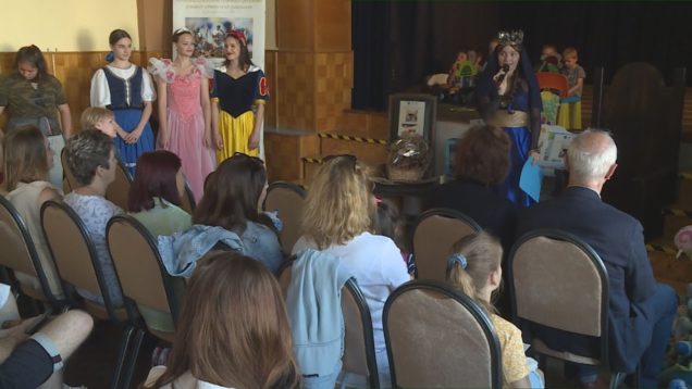 Deti a zamestnanci sa rozlúčili s budovou bývalej Advokátskej komory rozprávkovým vystúpením