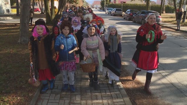 Deti navštevujúce ZŠ s MŠ Priehradná odeté do fašiangových masiek potešili nielen obyvateľov Priekopy, ale aj starkých v tamojšom zariadení