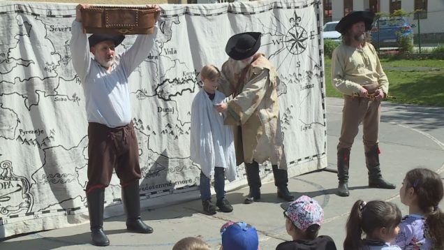 Historické fakty, divadlo a zážitkové učenie. Tak vyzerala hodina dejepisu na ZŠ P. Mudroňa