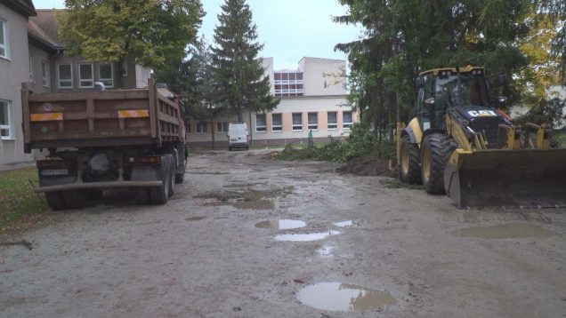 Jamy a kaluže sa na parkovisku za ZUŠ v Martine stanú minulosťou. Pribudne 15 parkovacích miest 