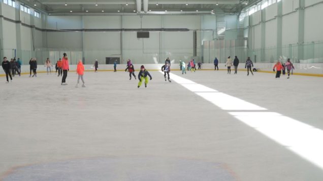 Jarné prázdniny využili deti s rodičmi aj na korčuľovanie. Ľad vyskúšali v novej tréningovej hale