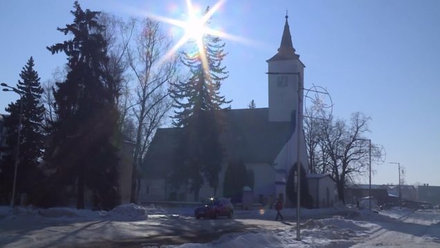 Keď bolo v kostole plno, obyvatelia časti mesta Priekopa a Jahodníky si pristavili v minulosti k chrámu svoje kaplnky