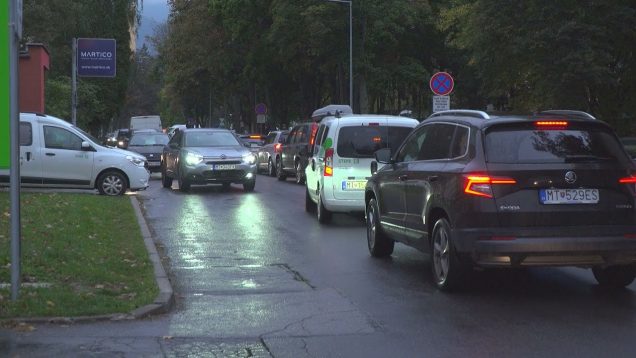 Kolóny a nervozita vodičov. Dopravná situácia na Východnej ulici ráno kolabuje