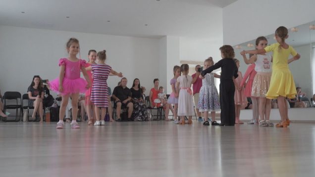 Kus výbornej práce odviedli v KTŠ Aknela aj s maličkými tanečníkmi. Na otvorenej hodine sa rodičia mohli presvedčiť, že doma majú nadané a talentované deti￼