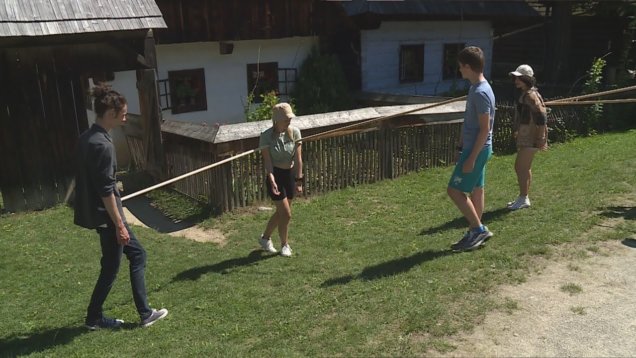 Mladí umelci sa v čarovnom prostredí Múzea slovenskej dediny zameriavali na úvahy o živote v minulosti, v kontraste so súčasnosťou