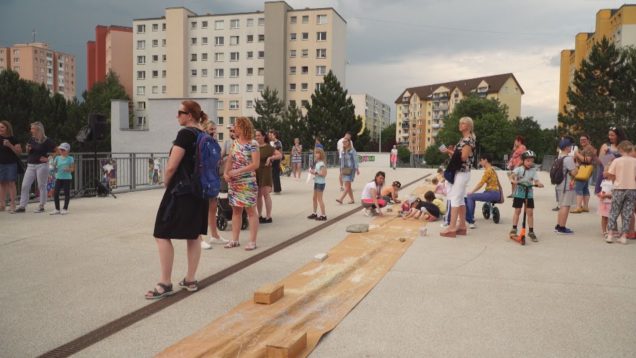 Most na Ľadovni ožil kultúrou. Deti maľovali na niekoľko metrov dlhé plátno, ktoré sa vinulo takmer cez celý most