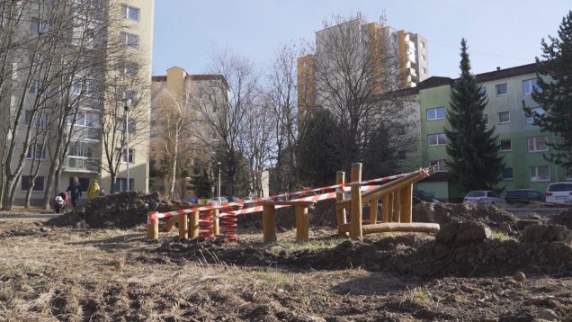 Na Ľadovni sa už dva mesiace pracuje modernom ihrisku. Bude centrálnym a najväčším na sídlisku