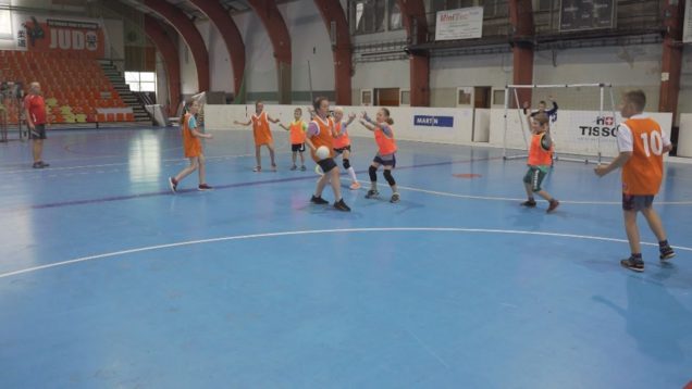 Najmenší žiaci s nadšením prijali pozvanie martinských hádzanárov, ktorí sa im snažia vštepiť lásku k hádzanej