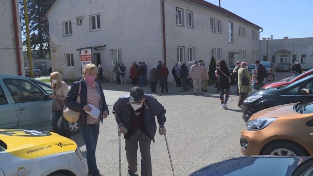 Napriek časenkám, na očkovanie prichádzajú ľudia aj s hodinovým predstihom