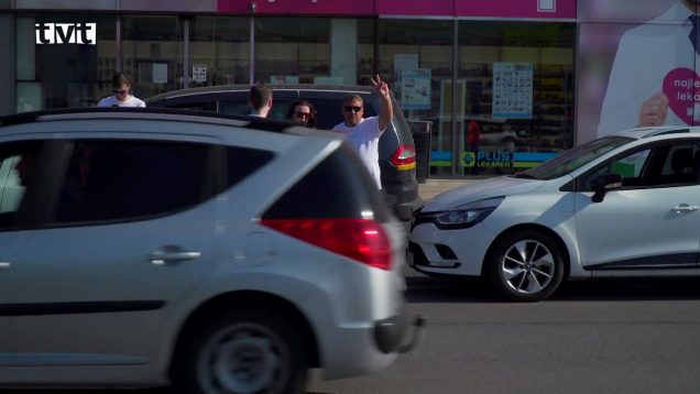 Nespokojní obyvatelia vyrazili mestom v sprievode hlasného trúbenia