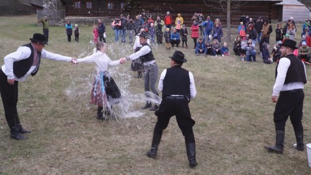Niektoré dievčatá a dámy sa kupačov nevedia dočkať, no sú aj také, ktoré by Veľkonočný pondelok najradšej zrušili. Dievčatá z FS Lysec patria jednoznačne do prvej skupiny