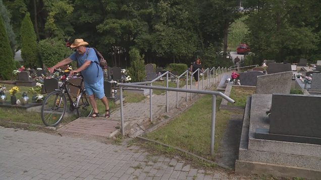 Niektorí obyvatelia si skracujú cestu chodníkom cez martinský cintorín