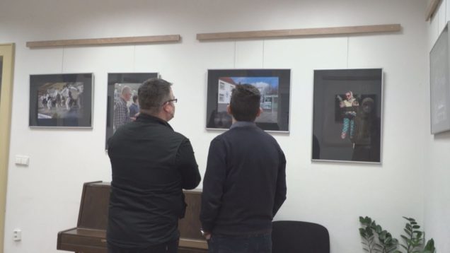 Objektívom fotoaparátu zachytáva to, čo sa ˝urodí˝ na divadelnej scéne a folklórnych podujatiach