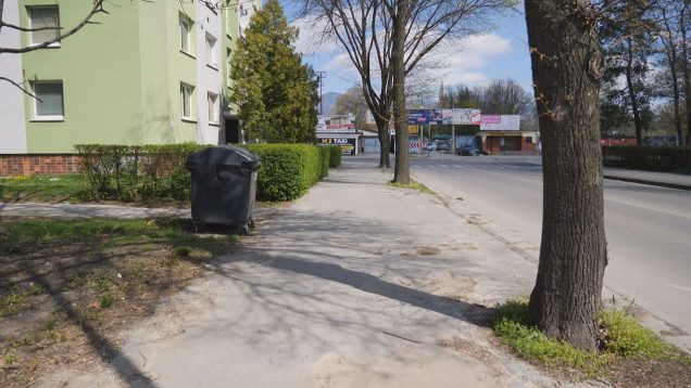 Obyvatelia Hviezdoslavovej ulice majú pred bytovkou zničený chodník. Asfalt narúšajú korene stromu