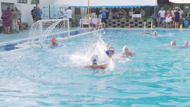 Osláviť 90 rokov od spustenia kúpaliska vo Vrútkach prišli súčasné aj bývalé vodnopólové tímy