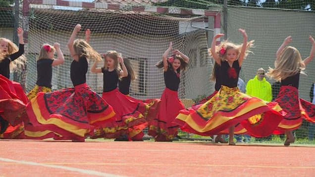 Otvorenia osláv Medzinárodného dňa detí sa v škole zhostili malí prváčikovia