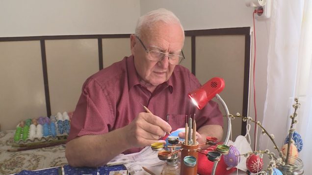 Pán Juraj Vrabec vyrobí ročne stovky kraslíc. Bez ich zdobenia si nevie Veľkú noc predstaviť