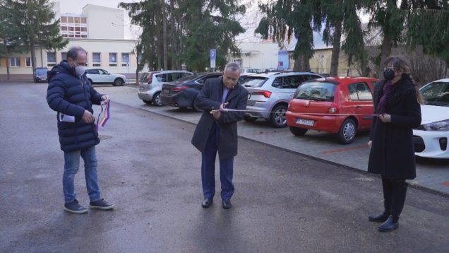 Parkovisko zo zámkovej dlažby a vyasfaltovaná prístupová cesta. Plánuje sa aj malý park