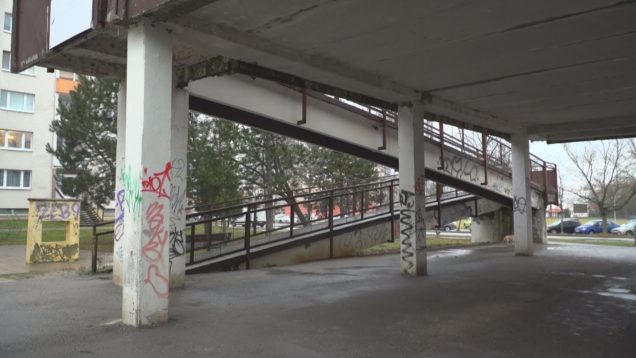 Pešie plató je v havarijnom stave. Prístupová rampa zo severnej strany sa z bezpečnostných dôvodov dočasne tento týždeň uzatvára