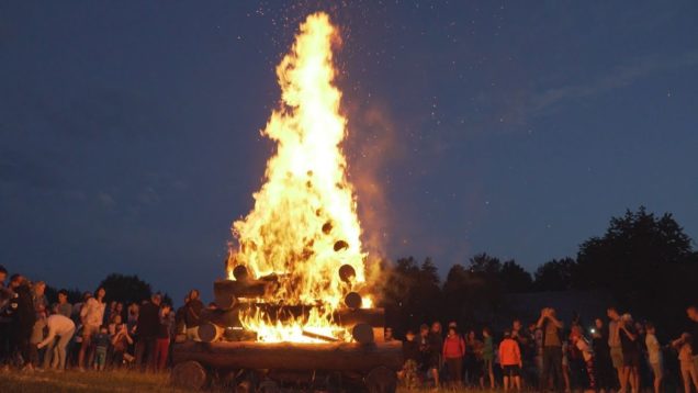Plamene nádhernej Jánskej vatry bolo možné vidieť už z veľkej diaľky