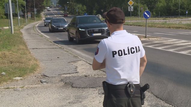 Policajti odstavovali vodičov a v horúčavách ich obdarovali fľaškou minerálky