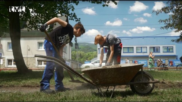 Pomôcť zveľadiť okolie školy prišiel do SOŠ-dopravnej sám generálny riaditeľ Železničnej spoločnosti Slovensko so svojim tímom