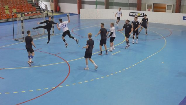 Pre neúčasť súpera si hádzanári zahrali proti sebe v exhibičnom vzájomnom zápase