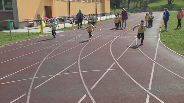 Predškoláci súťažili v trojboji. Vyskúšali si skok do diaľky, hod loptičkou aj beh