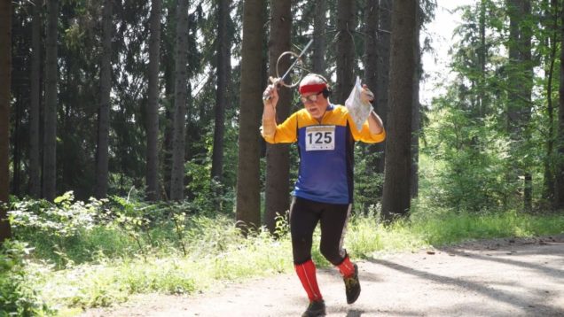 Pretekári museli pomocou prijímača a mapy nájsť v čo najkratšom čase kontroly, ktoré boli ukryté v lese