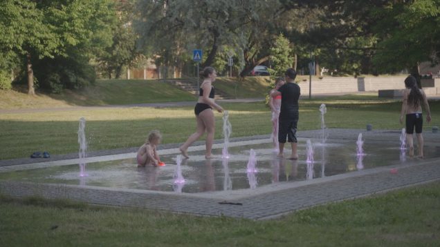 Relax a osvieženie v parku pri chodníkovej fontáne. Voda láka najmä deti