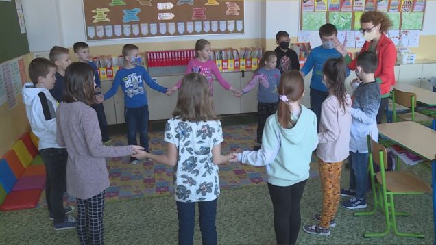 Rezervy v učive aj psychické problémy detí pomáhajú po pandémii na martinskej škole zvládať pedagogickí asistenti aj psychológ