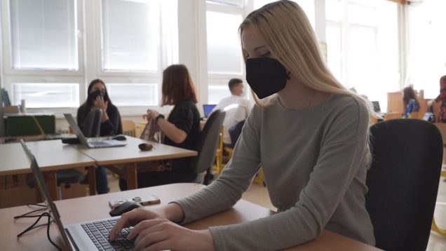 Rýchle prsty, pochopenie textu a sústredenosť ukázali stredoškoláci na celoslovenskej súťaži v písaní na počítači