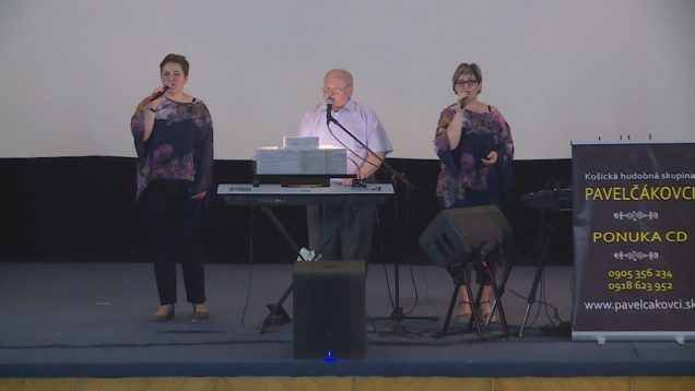 Seniorom spríjemnila popoludnie hudobná skupina Pavelčákovci, ktorú tvorí otec Ján a jeho dve dcéry