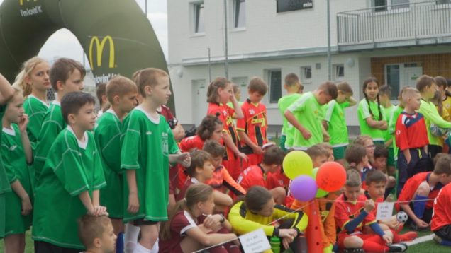 Šikovní futbalisti a futbalistky ZŠ J.Kronera „prevalcovali“ ďalších jedenásť družstiev kraja a prebojovali sa na prestížne Majstrovstvá Slovenska
