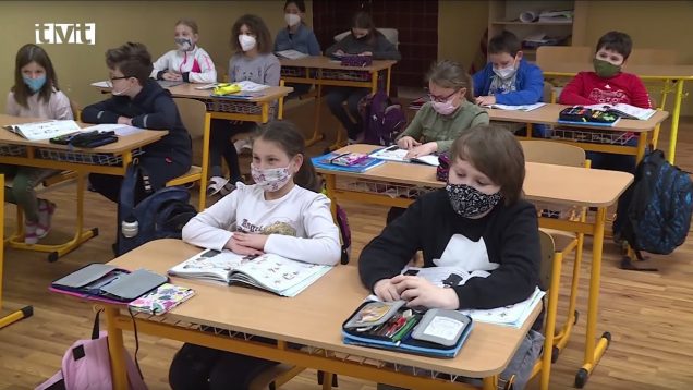 Situácia na školách sa deň čo deň mení. Niektoré triedy na školách zatvoria, v iných sa začne vyučovať