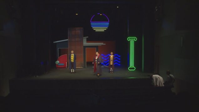 SKD prichádza s hrou Leonce a Lena. Ide o pseudorozprávkový príbeh o nude, úzkosti, o neschopnosti schopných či vehemencii neschopných