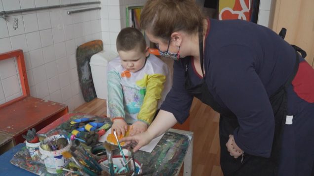 Spoznali ateliér, štetce a farby. Výsledkom je výstava farebných a abstraktných výtvarných prác