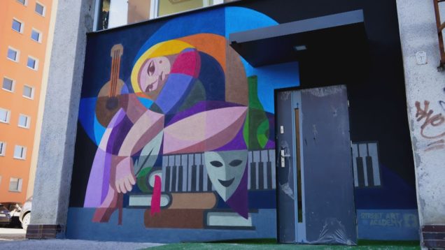 Stenu novej Divadelnej scény skrášľuje mural. Symbolizuje umenie, divadlo, tanec aj výtvarné umenie