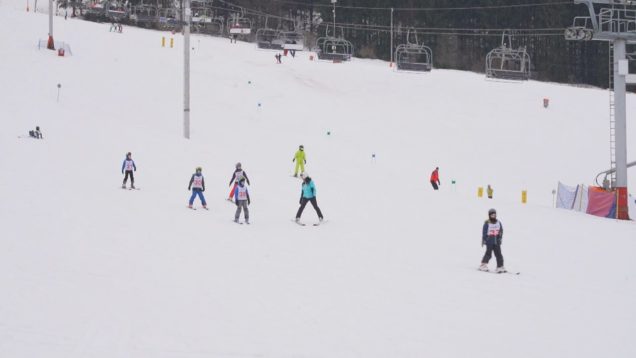 Strmý svah zišli na lyžiach s úsmevom na perách. Pre druhákov bude lyžiarsky výcvik nezabudnuteľným zážitkom