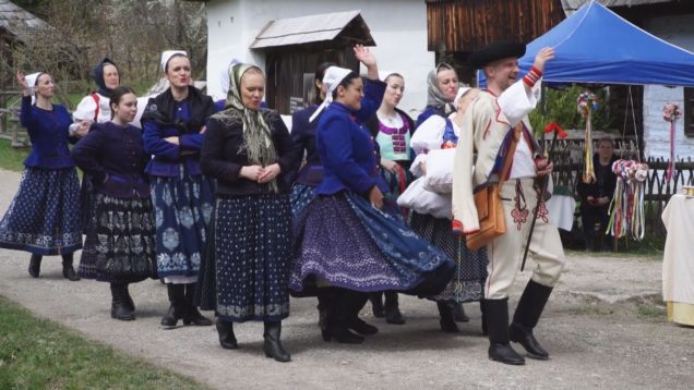 Svadobné veselie a stavanie mája bolo súčasťou folklórneho podujatia v skanzene