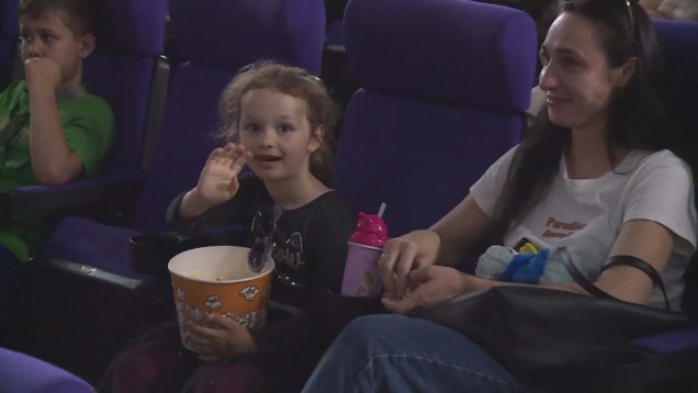 Svoj sviatok síce nemohli osláviť tak ako zvyčajne doma, vo svojej krajine, no v kine si mohli vychutnať aspoň rodinnú rozprávku v ich rodnom jazyku