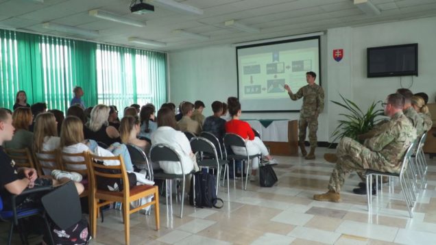 Úlohy či budúcnosť Severoatlantickej aliancie sa stali spoločnou témou na diskusiu študentov Obchodnej akadémie a členov civilno-vojenskej jednotky