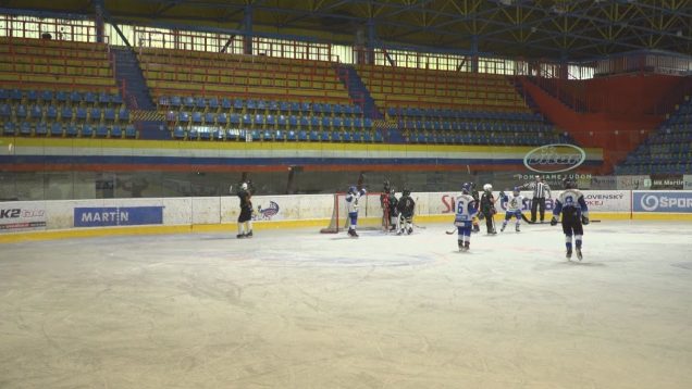 V hokejových zápasoch budúcich šampiónov je hráčom veľkou oporou pôvabná brankárka