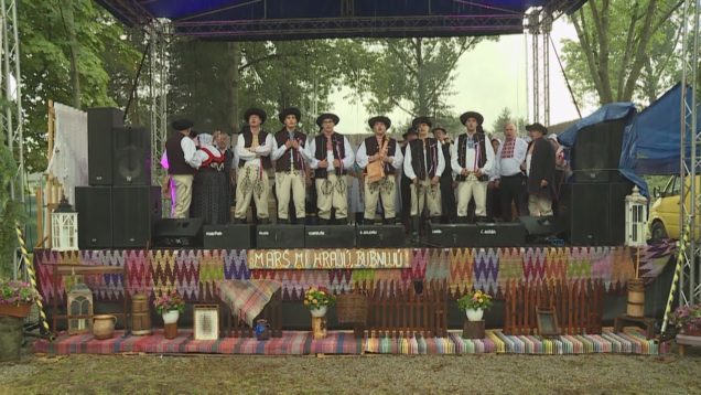 V Krpeľanoch si úžasným spôsobom  pripomenuli ako kedysi chlapci a chlapi mašírovali na vojnu. Nechýbali užialené mamičky či frajerky, richtárova rozlúčka a ani pálené, ktoré zahnalo žiaľ za slobodou